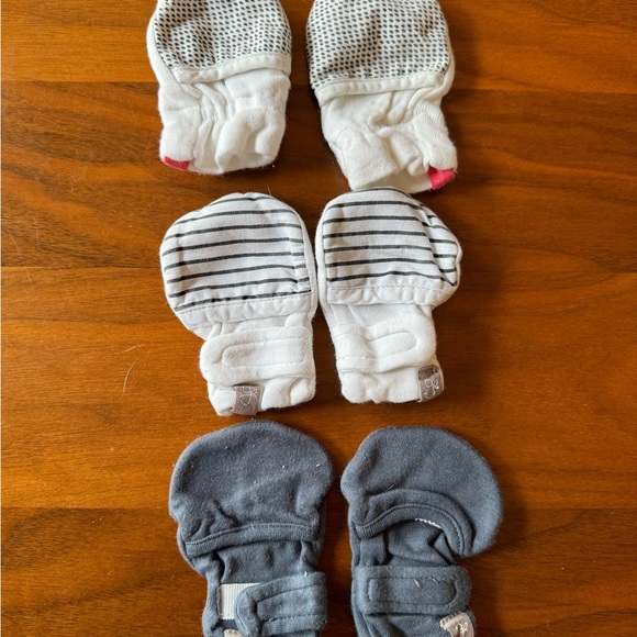 3 sets of matching Goumi kids mits and booties and 3 additional mittens - Picture 5 of 5